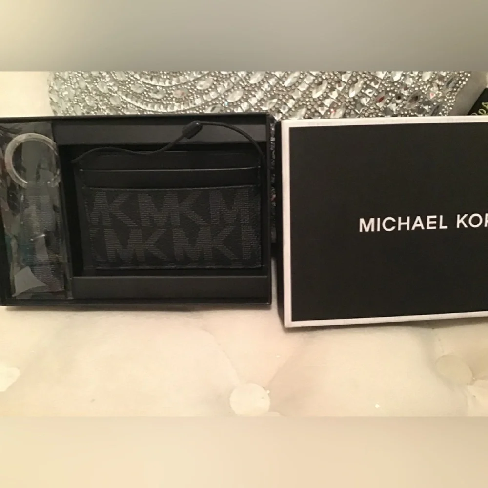 Beautiful Michael kors wallet and key chain set